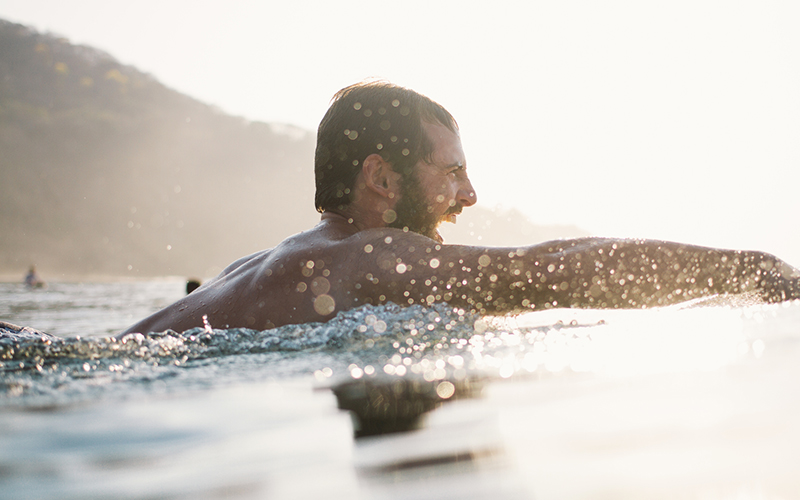 Un homme nage dans la mer