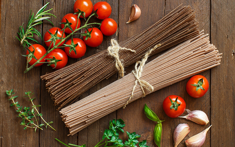 pasta integrale, pomodorini, aglio e erbe aromatiche