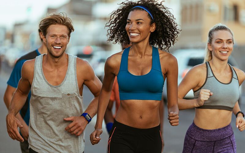groupe de joggers souriants