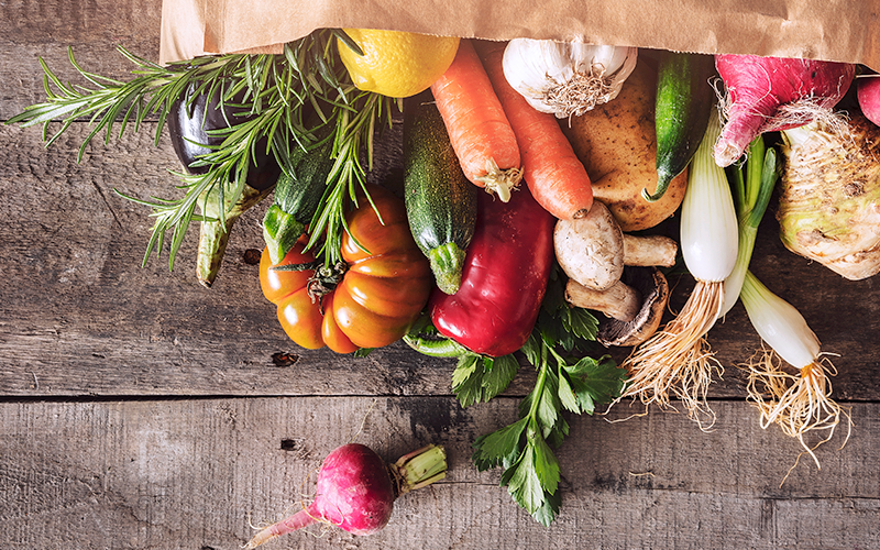 Sac de courses plein de légumes