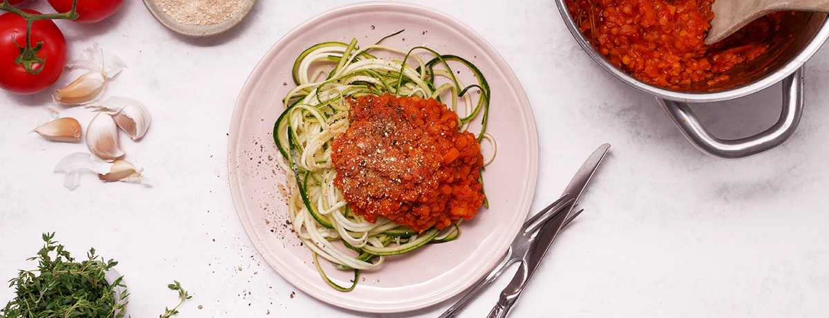 Espaguetis de calabacín con boloñesa de lentejas foodspring Magazine