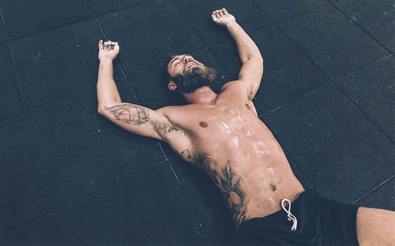 uomo sudato dopo sport
