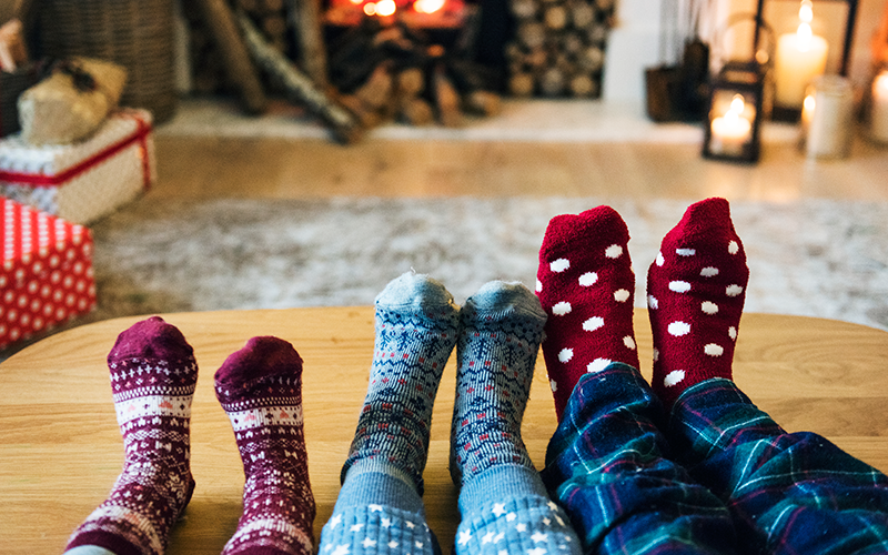Des chaussettes comme cadeau de Noël, devant la cheminée