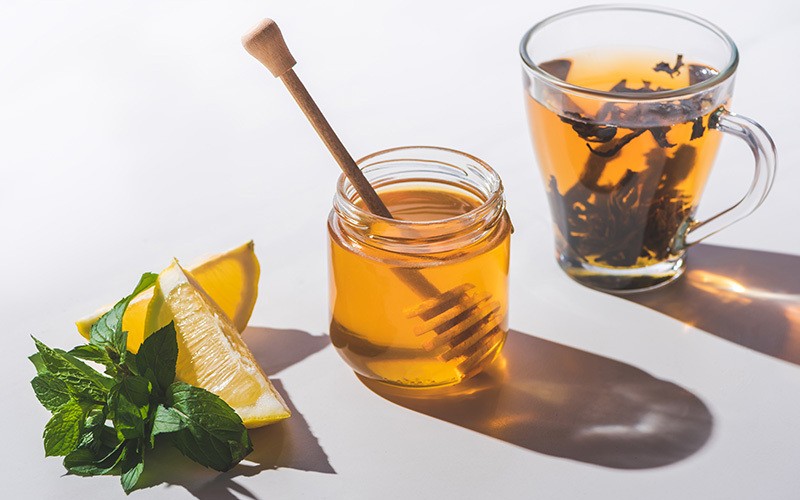 tè con limone, miele e menta