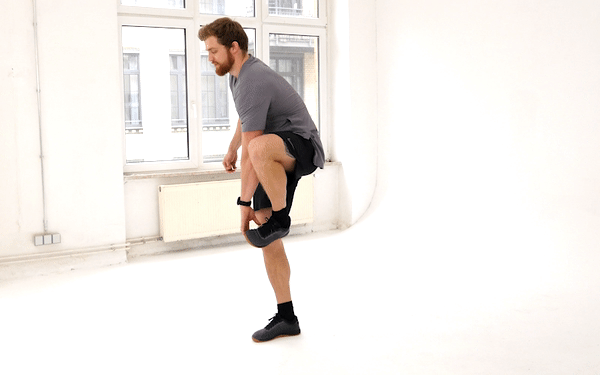 homme faisant un pistol squat