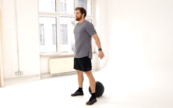 homme faisant un air squat