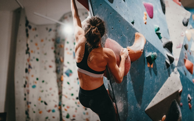 femme faisant de l'escalade