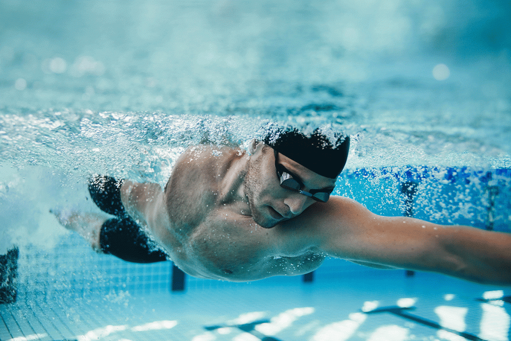 Sportlicher Mann schwimmt