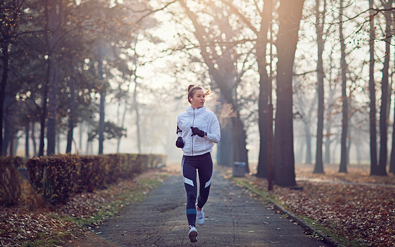 Le footing pour les débutant(e)s Jeune femme faisant du jogging