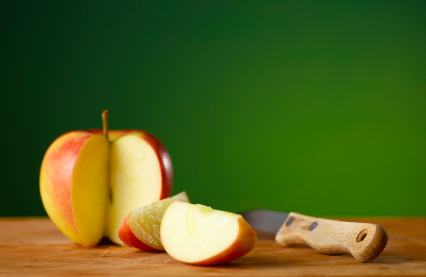 Frisch aufgeschnittener Apfel auf einem Holzbrett
