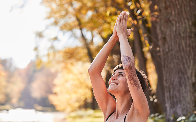 Frau macht Yoga im Wald