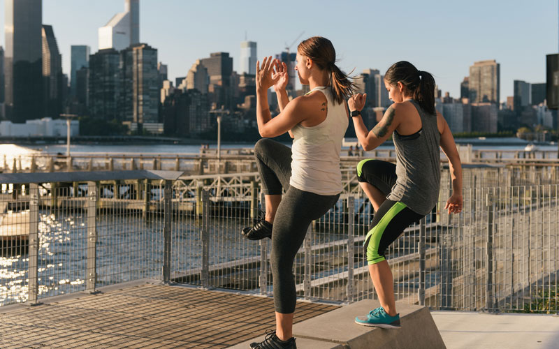 Due donne fanno degli step up