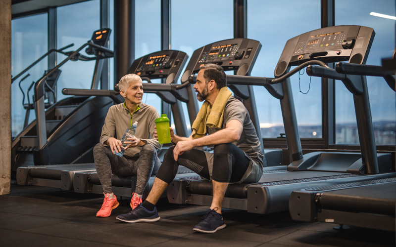 Senioren unterhalten sich in einem Fitnessstudio