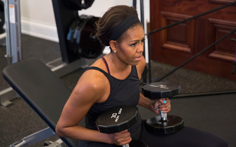 Michelle Obama mit zwei Kurzhanteln im Fitnessstudio