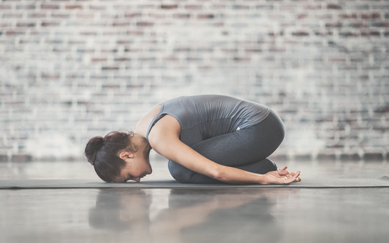 Femme faisant du yoga