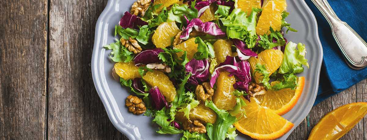 Recept voor een gemengde salade met sinaasappel en walnoten