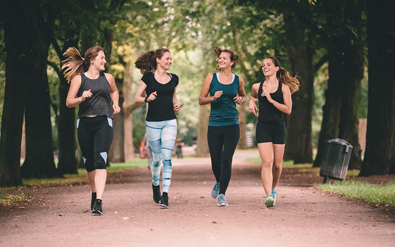 4 femmes faisant un jogging en forêt