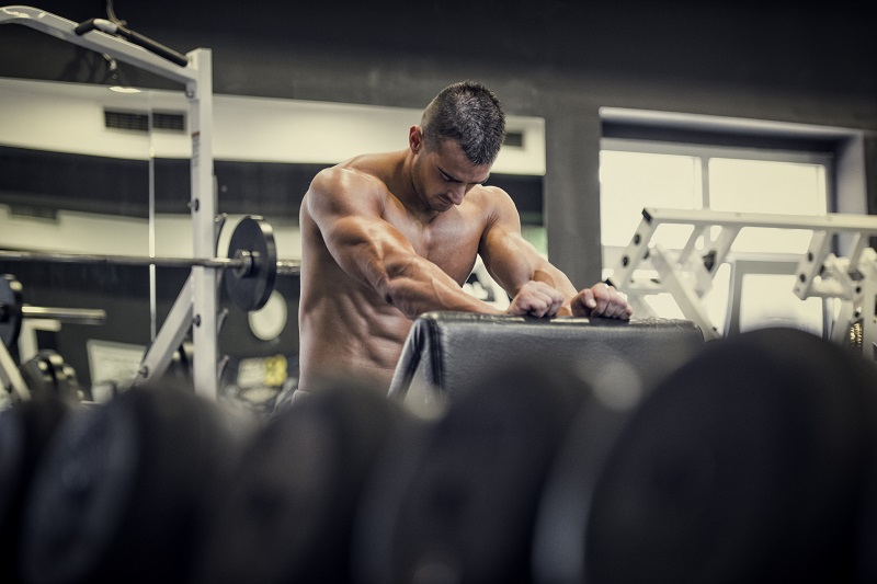 Mann trainiert im Fitnessstudio