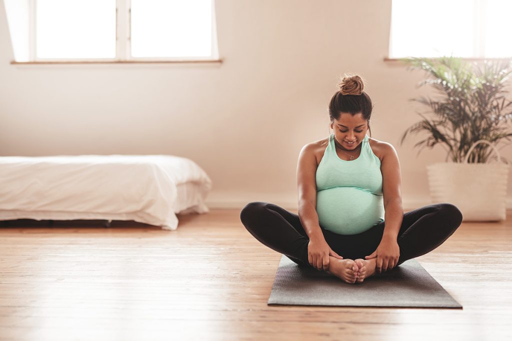 Una donna incinta fa yoga