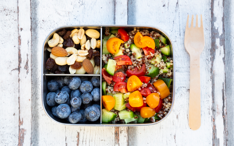 lunchbox mit gesundem Essen zum Gewicht verlieren