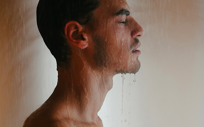 Homme en train de récupérer sous la douche