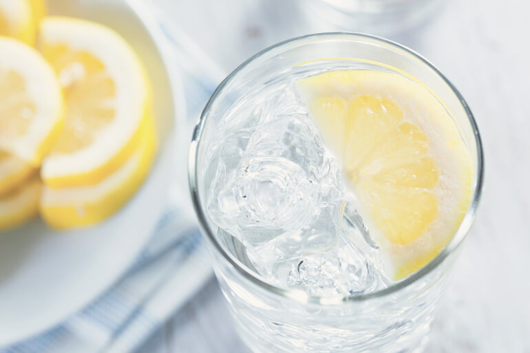 Bicchiere d'acqua con limone