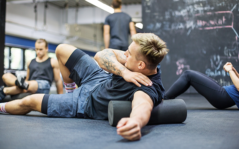 sportifs utilsant des rouleaux de massage