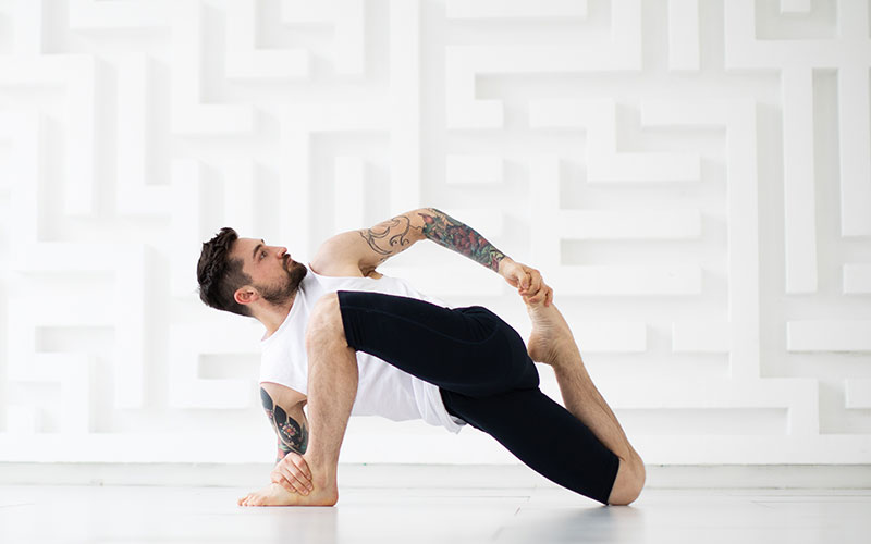 Mann macht Yoga