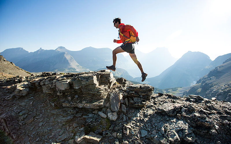 Mann macht Trailrunning in den Bergen