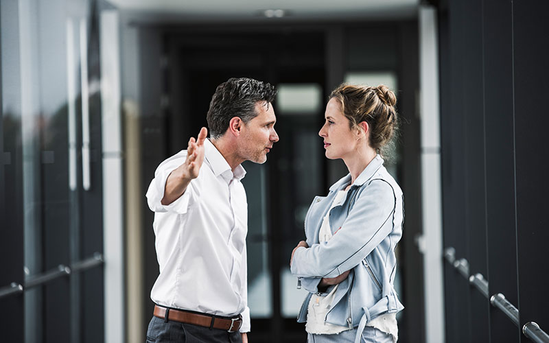 un homme et une femme débatant