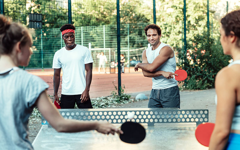Un gruppo di giovani adulti che giocano a ping-pong