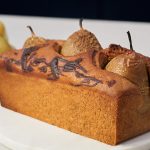 Gâteau moelleux aux poires pochées