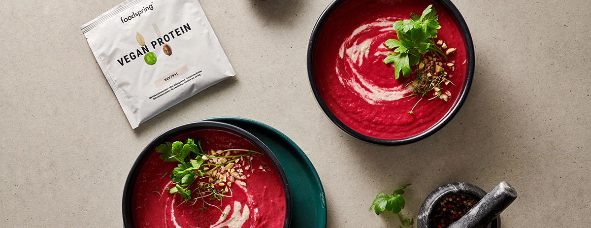 Rote Beete Suppe mit Cashew-Swirl