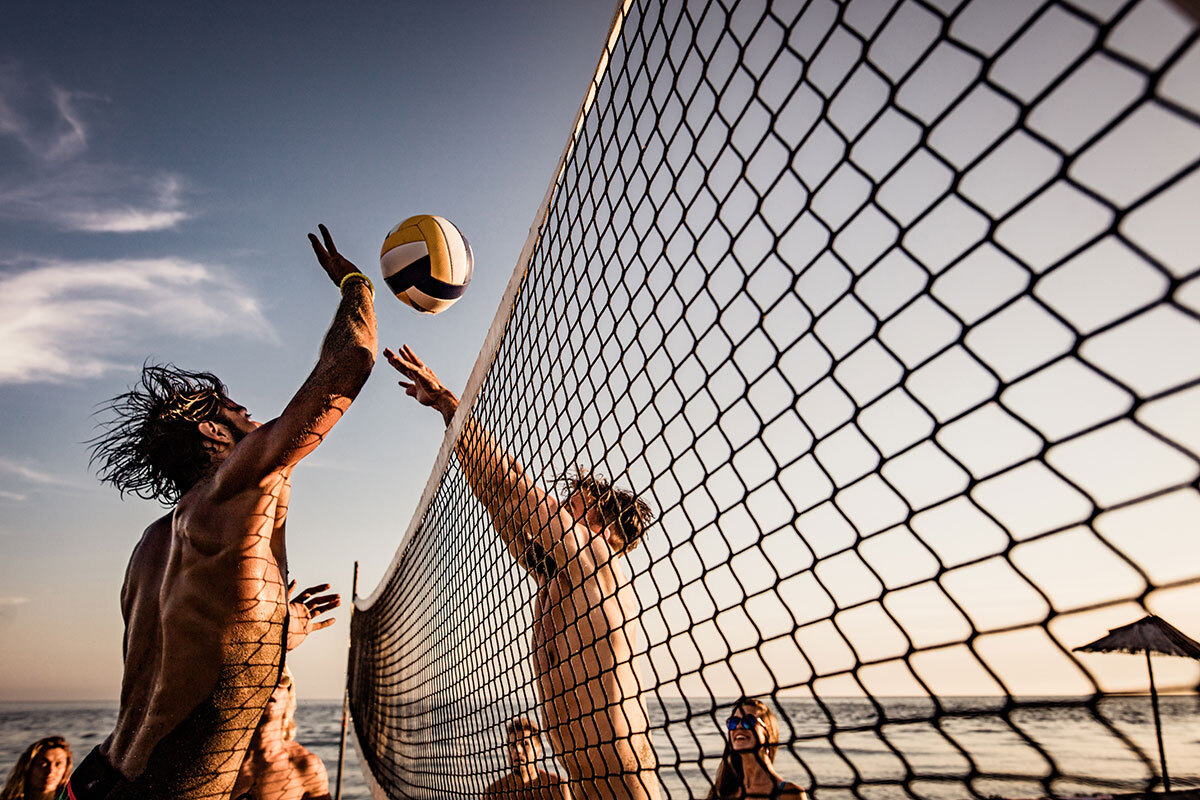 Personnes jouant du beach-volley sur la plage