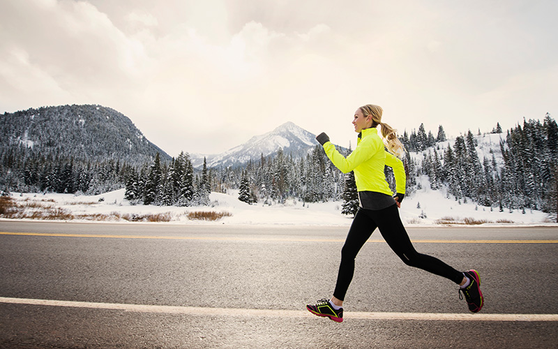 Eine Frau joggt im Winter