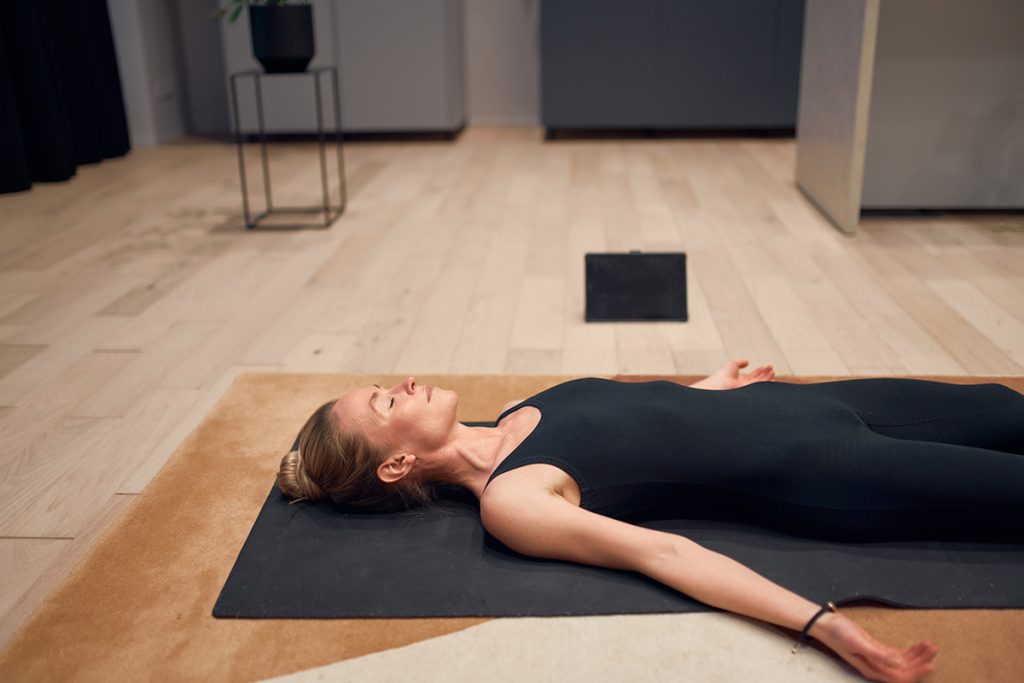Eine Frau übt Yoga Nidra