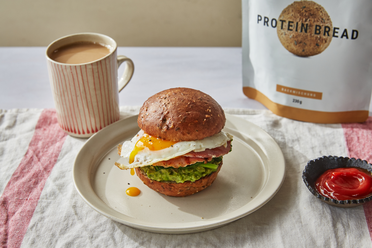 High Protein Breakfast Sandwich met een kop koffie