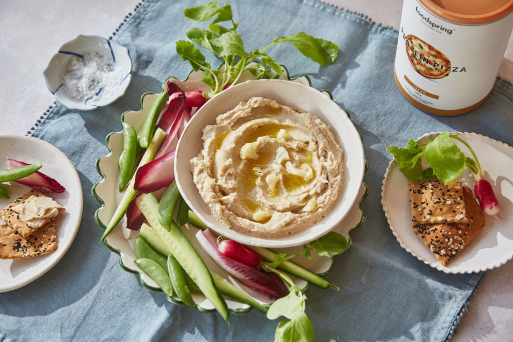 Hummus di cavolfiore con cracker ad alto contenuto proteico e crudités