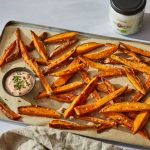 Patate dolci al forno con salsa proteica cremosa