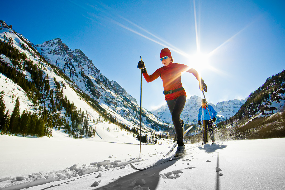Mann und Frau beim Skifahren in den Bergen