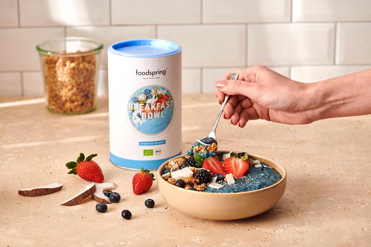 Spirulina Breakfast Bowl in einer Schüssel angerichtet