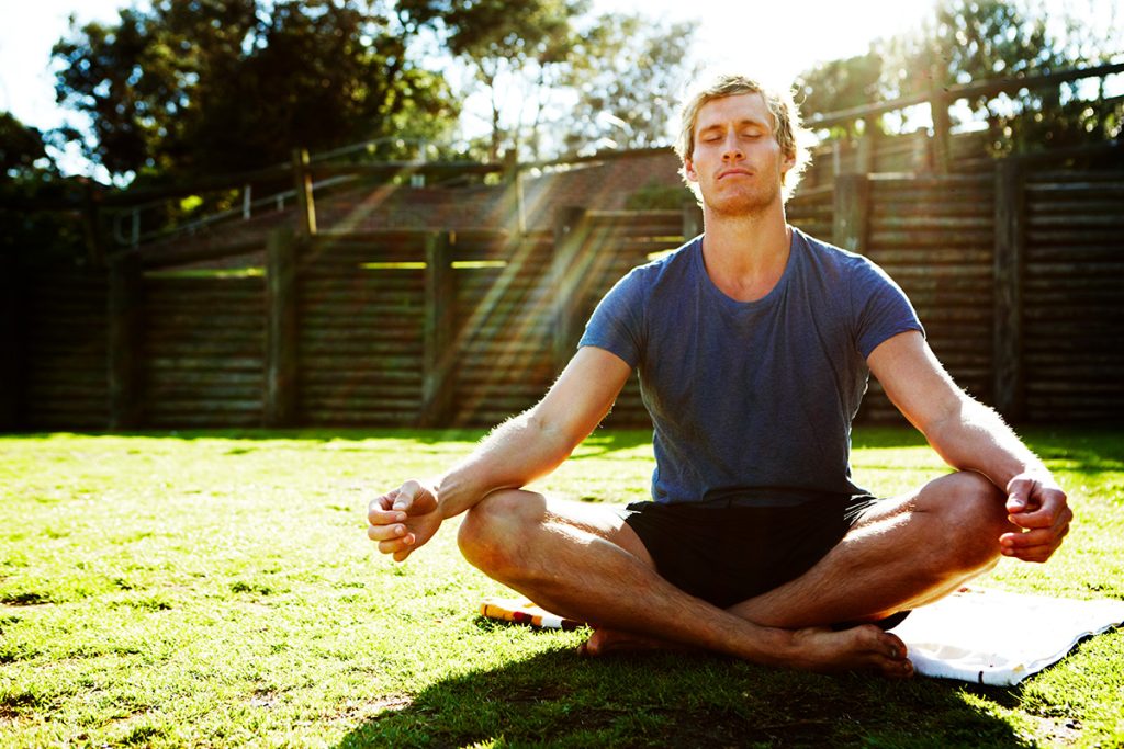 Uomo sportivo fa meditazione