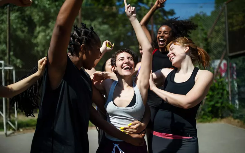 Un gruppo di donne fa sport al parco