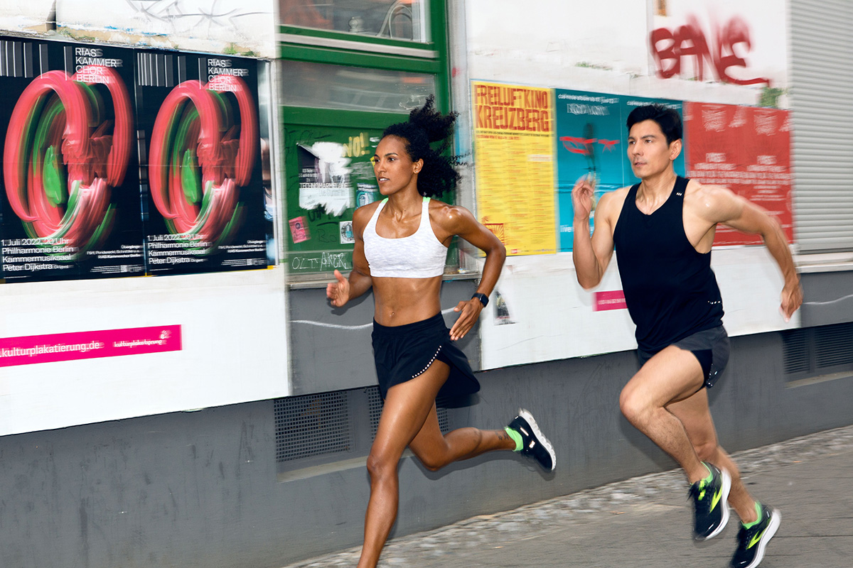 Uomo e donna che fanno jogging all'aperto - Programma di allenamento per la maratona