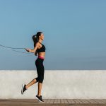 Brûlez un maximum de calories avec cette séance de corde à sauter pour débutants
