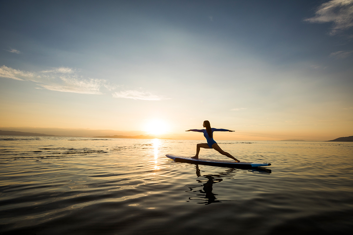 Eine Frau macht SUP Yoga