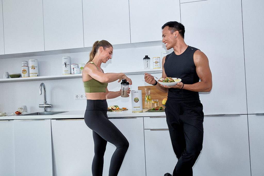 Man en vrouw in de keuken, tijdens het eten
