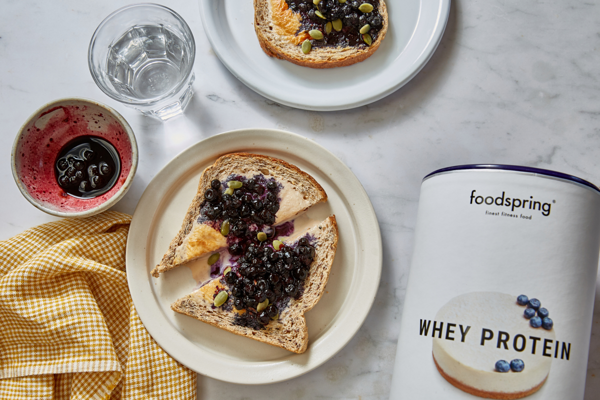 blueberry cheesecake toast with foodspring blueberry cheesecake whey protein