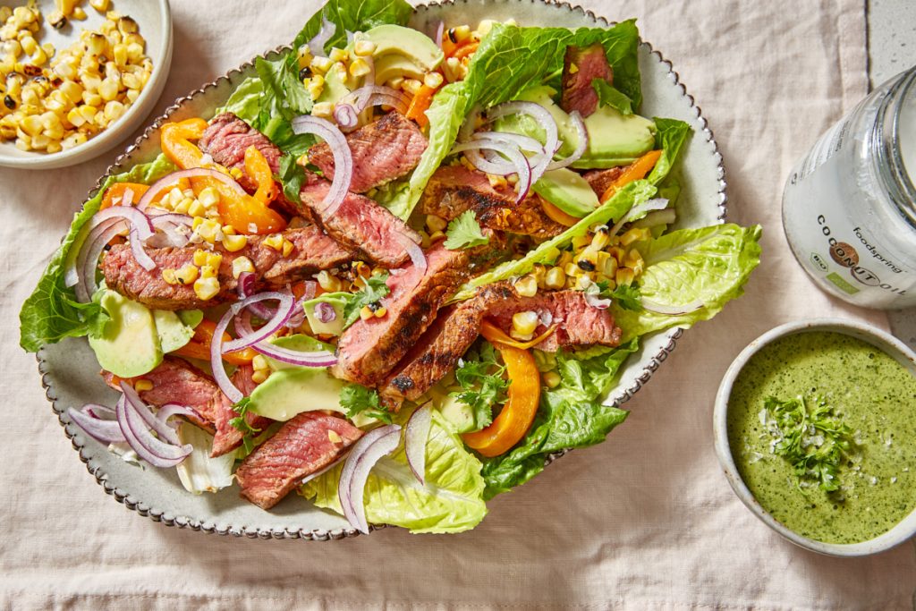 Salat mit Steakstreifen, Paprika, Zwiebeln und Koriander