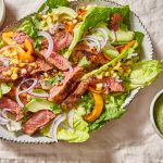 Frischer Salat mit Steakstreifen